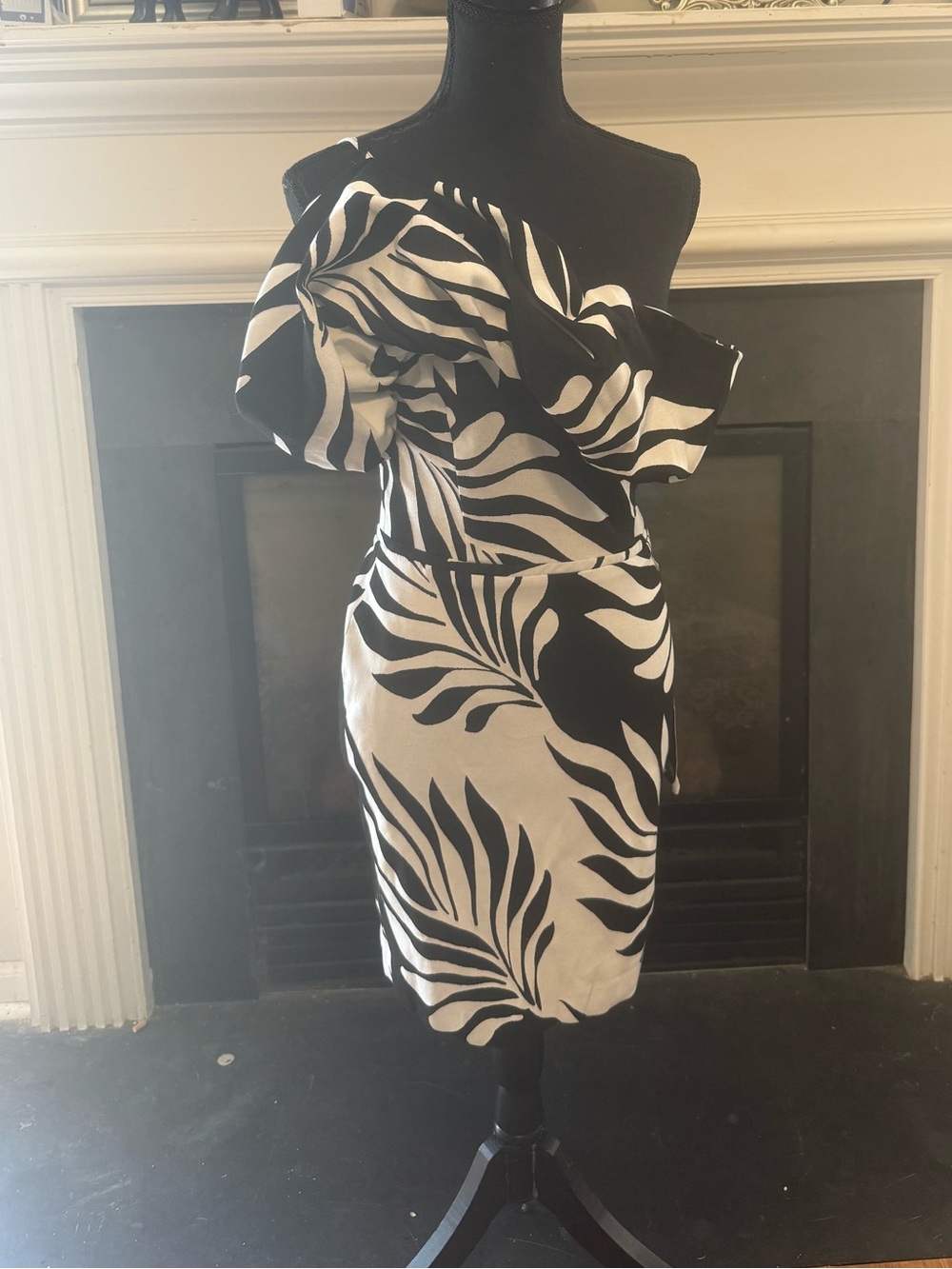 WHBM One Shoulder Floral Dress Black & White Size 2 NWT Ruffle Sleeve Cocktail
